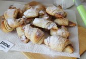 Рогалики с повидлом из слоёного теста