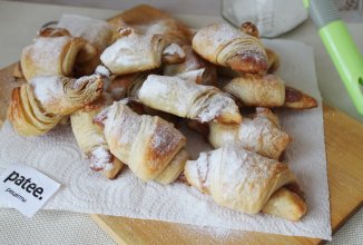 Рогалики с повидлом из слоёного теста