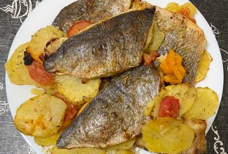 Дорадо на картофельно-томатной подушки под винным соусом с розмарином