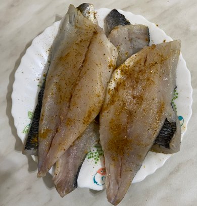 Дорадо на картофельно-томатной подушки под винным соусом с розмарином - Шаг 1