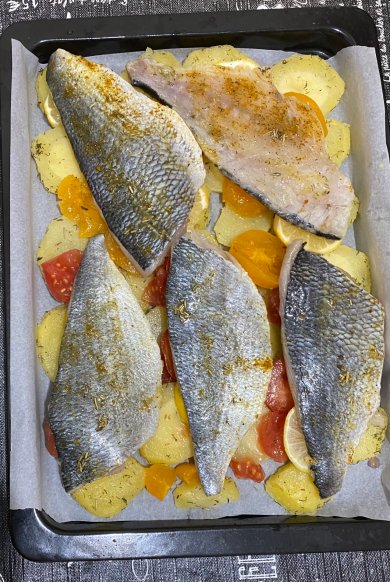 Дорадо на картофельно-томатной подушки под винным соусом с розмарином - Шаг 5