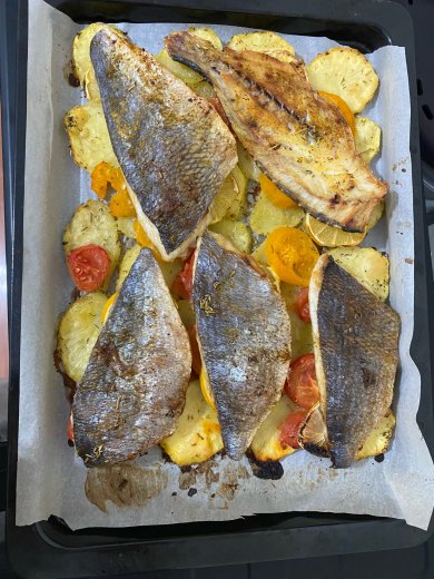 Дорадо на картофельно-томатной подушки под винным соусом с розмарином - Шаг 6