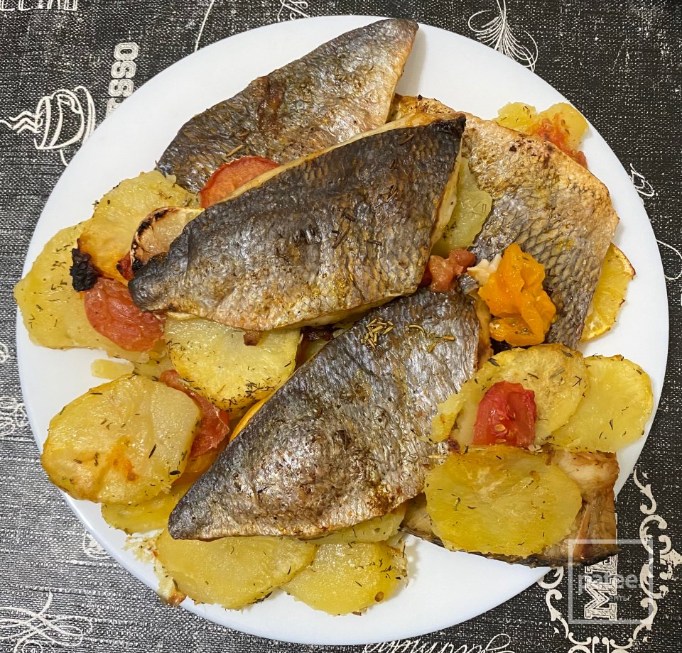 Дорадо на картофельно-томатной подушки под винным соусом с розмарином - Шаг 7