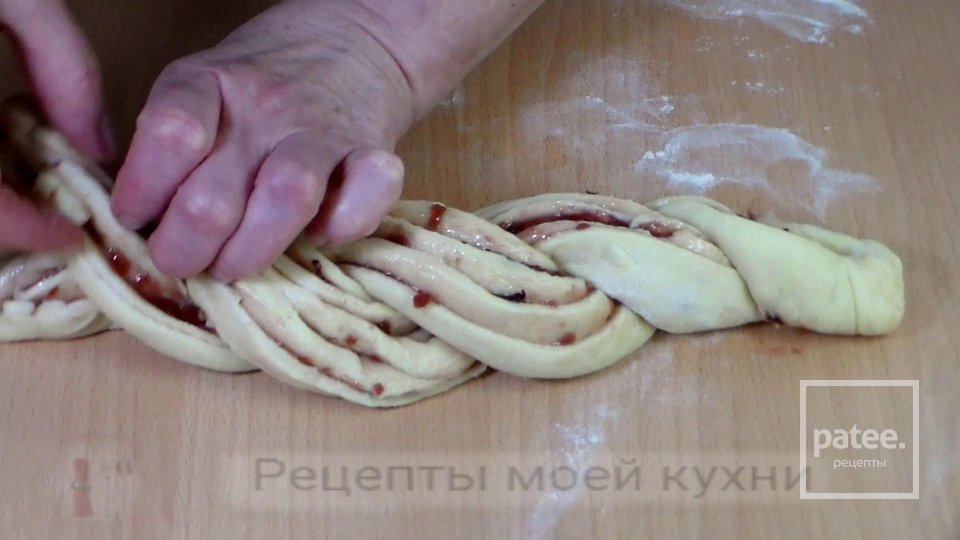 Творожная плетенка с джемом - Шаг 10