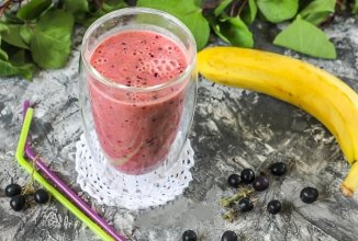 Смузи Банан + растительное молоко + чёрная смородина.