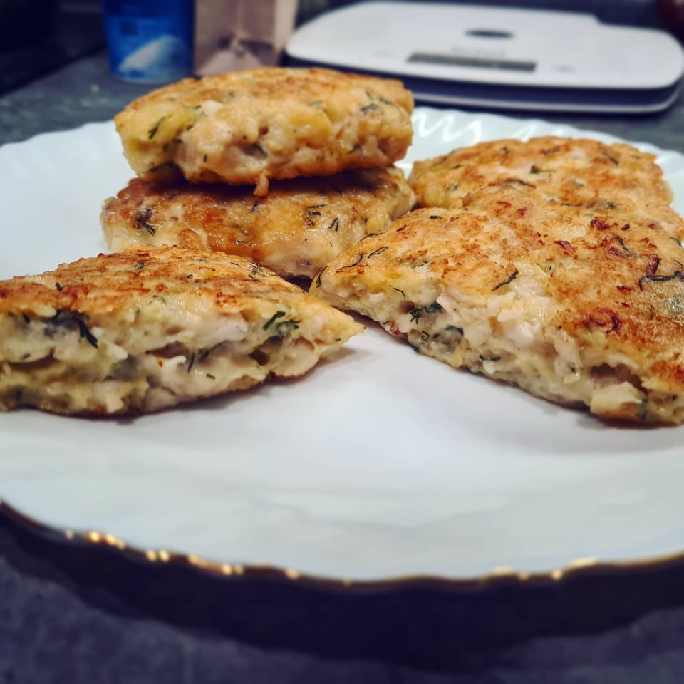 Рубленные куриные котлеты фото. Рубленные котлеты из куриного филе. Куриные котлетки с сыром. Рубленые куриные котлетки с сыром и майонезом. Рубленые куриные котлетки из филе.