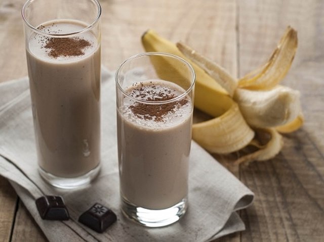 Смузи Банан + какао + растительное молоко.