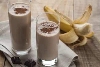 Смузи Банан + какао + растительное молоко.