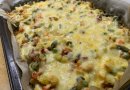 Запеченная в духовке куриная грудка с овощами под сыром