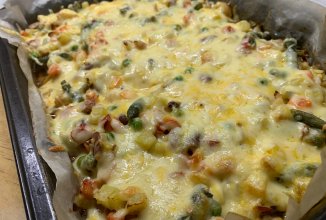 Запеченная в духовке куриная грудка с овощами под сыром