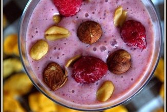 Коктейль на завтрак с малиной и орехами.