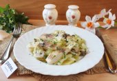 Тилапия с картофелем и грибами на сковороде