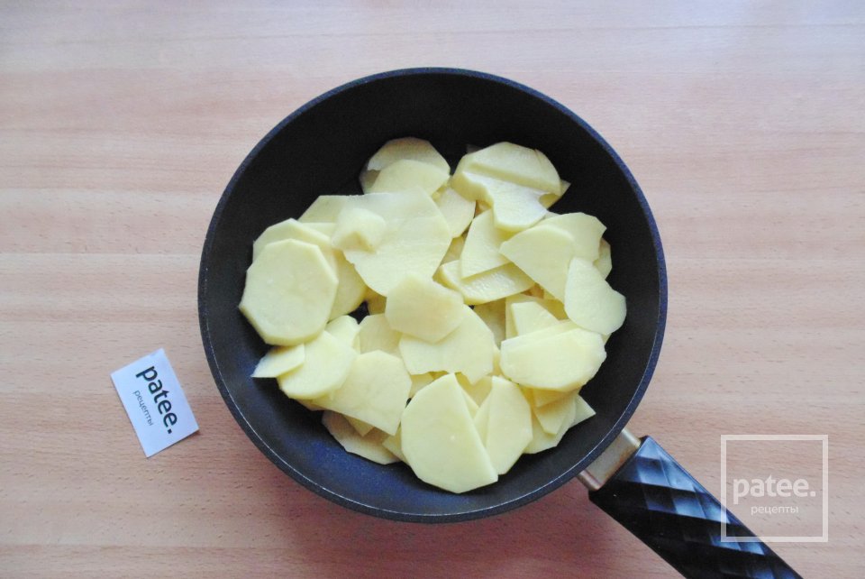 Тилапия с картофелем и грибами на сковороде - Шаг 4