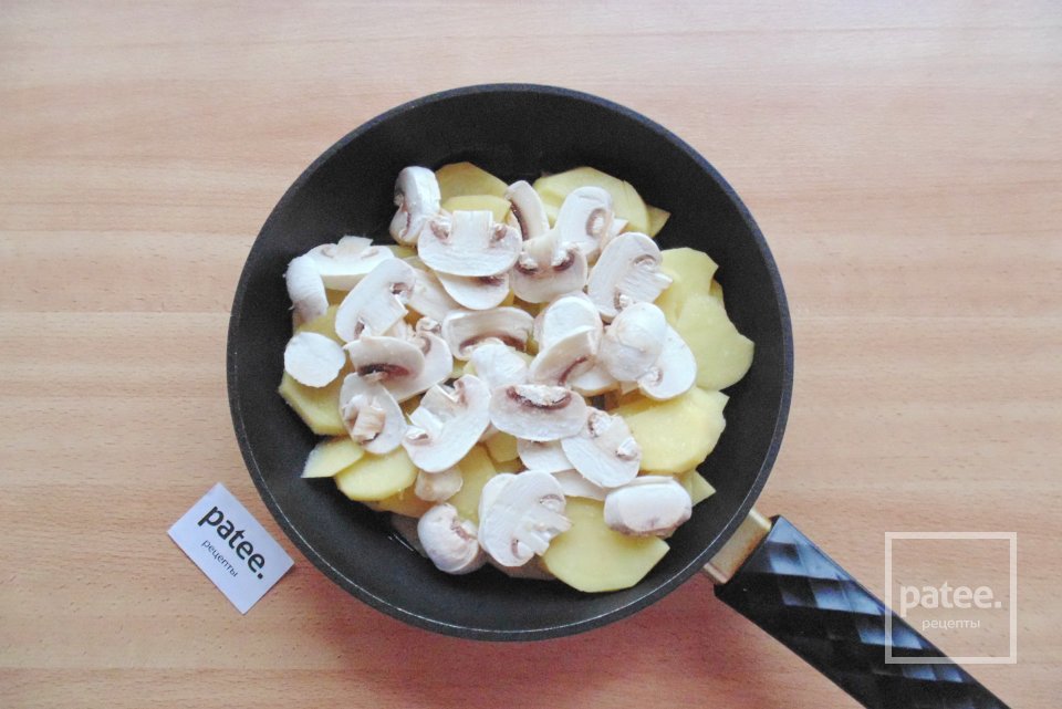 Тилапия с картофелем и грибами на сковороде - Шаг 5