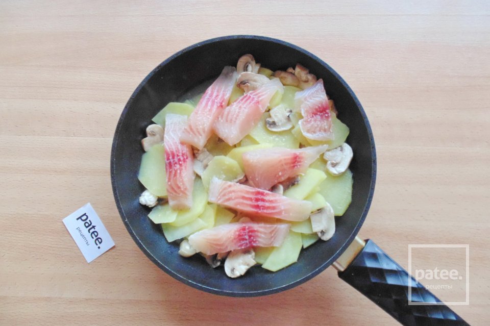 Тилапия с картофелем и грибами на сковороде - Шаг 6