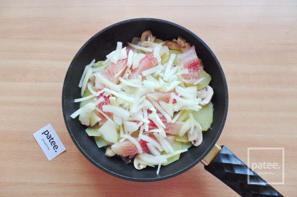 Тилапия с картофелем и грибами на сковороде - Шаг 8