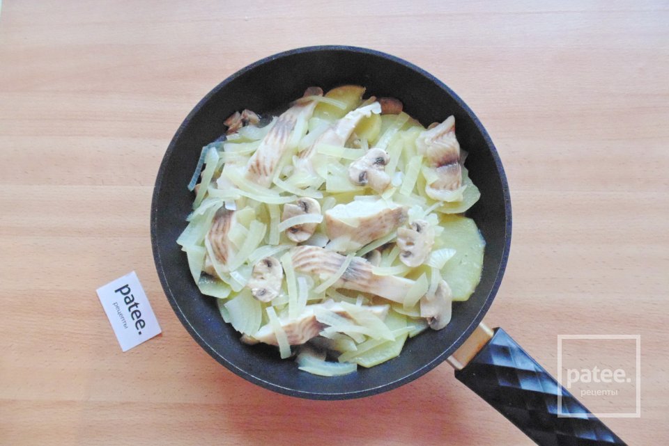 Тилапия с картофелем и грибами на сковороде - Шаг 9