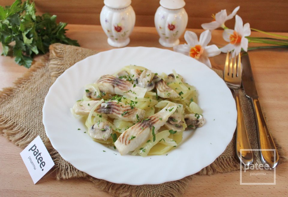 Тилапия с картофелем и грибами на сковороде - Шаг 10