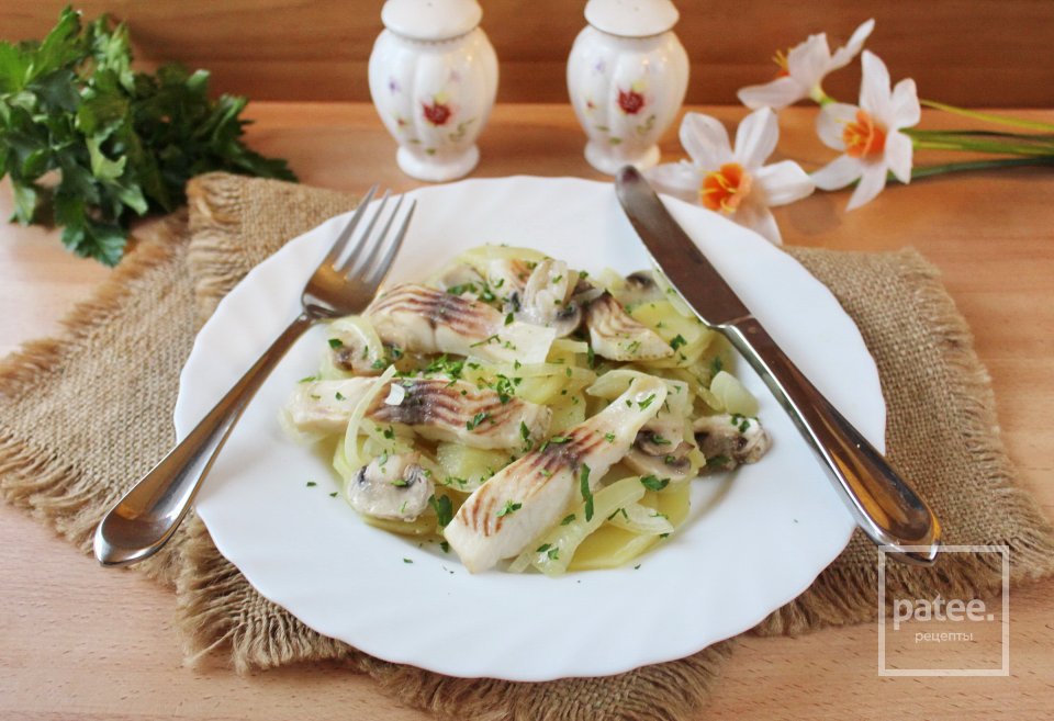 Тилапия с картофелем и грибами на сковороде - Шаг 11