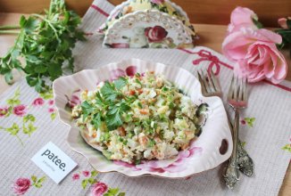 Салат с отварной курицей и рисом