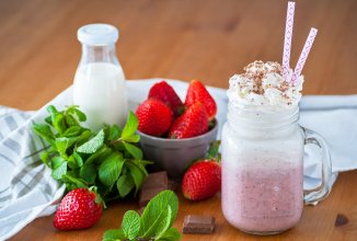 Смузи Клубника + растительное молоко + шоколад.