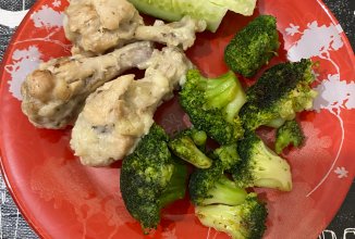 Курица в йогурте с чесноком и брокколи
