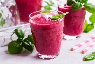 Смузи Сельдерей + огурец + свекла + сок лимона + вода.