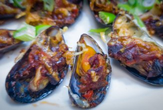 Мидии, запечённые с сыром, в пряном соусе.