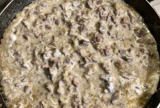 Печень куриная в сметане.