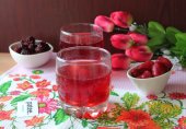 Компот из ежевики, вишни и клубники