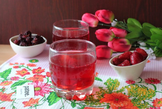 Компот из ежевики, вишни и клубники