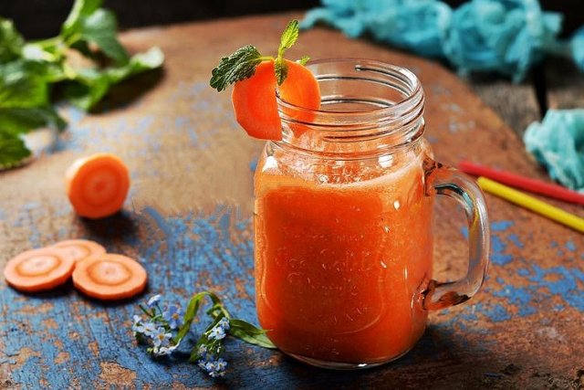 Смузи Морковный сок + сельдерей + чеснок + яблоко + вода.