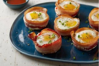 Запечені яйця в беконі