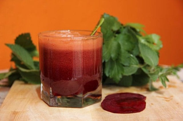 Смузи Свекольный сок + морковный сок + сельдерей + петрушка.