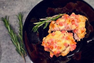 Свиные отбивные с сыром