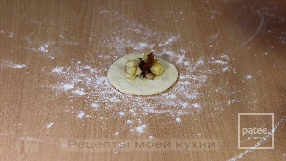 Пирожки с яблоками из творожного теста - Шаг 11