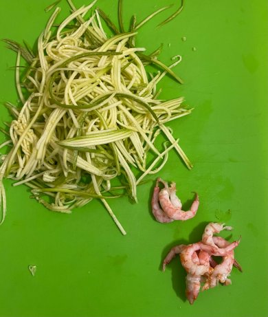 Паста из цукини с креветками - Шаг 1