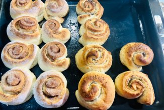 Сдобные булочки с корицей и маком на кефирном тесте)