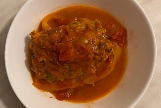 Перец фаршированный в томатном соусе