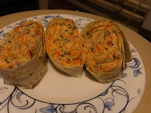 Рулет из лаваша с сыром, ветчинной и корейской морковью