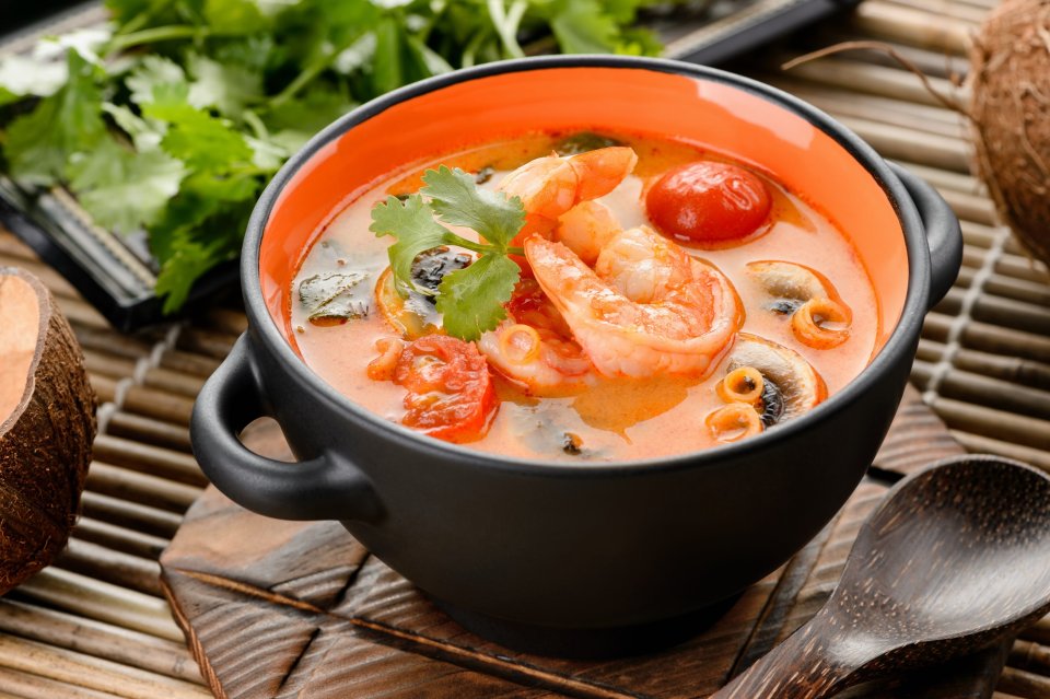 Рассказ о том, как приготовить базу для традиционного тайского супа Том ям