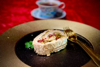 Рулет из меренги с малиной