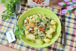 Тушеный картофель с фасолью и грибами