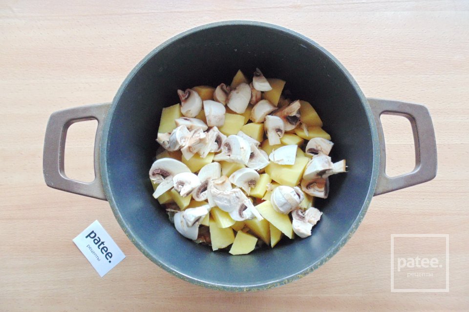 Тушеный картофель с фасолью и грибами - Шаг 6