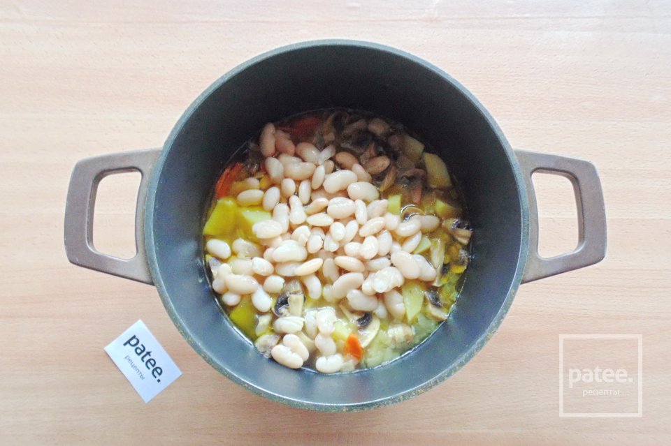 Тушеный картофель с фасолью и грибами - Шаг 10