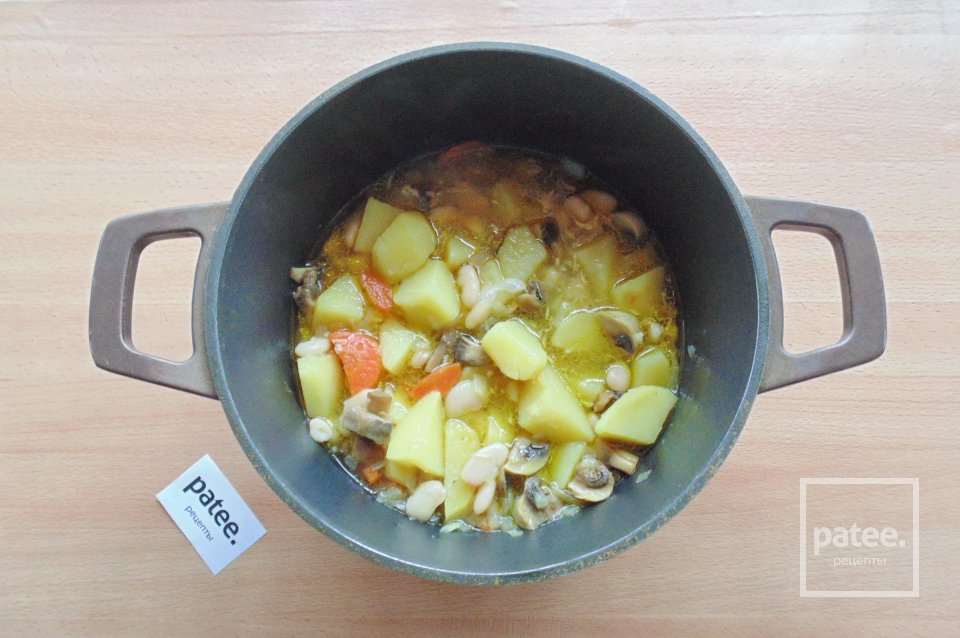 Тушеный картофель с фасолью и грибами - Шаг 11