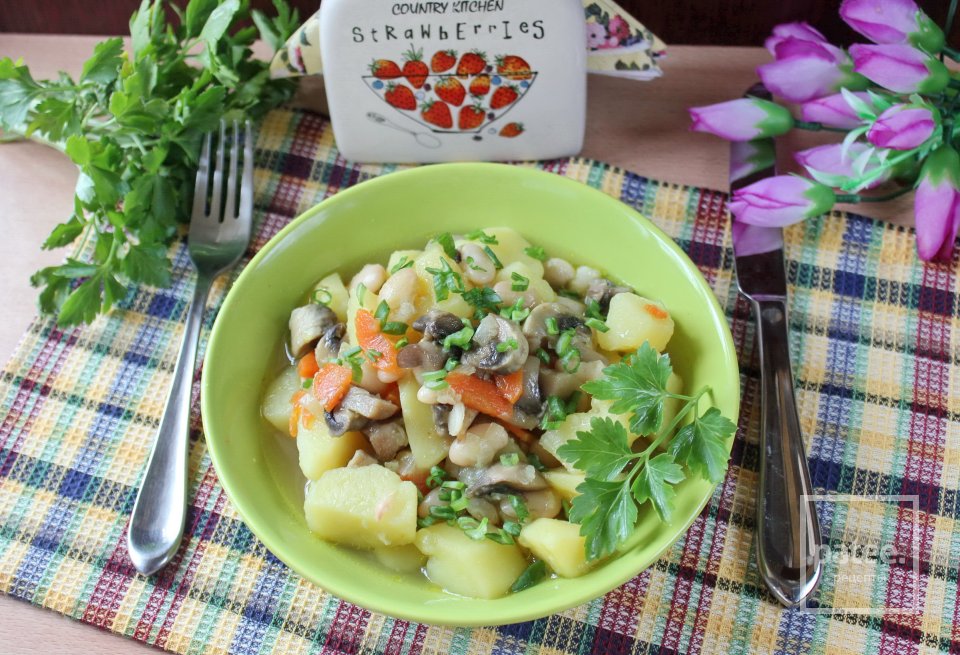 Тушеный картофель с фасолью и грибами - Шаг 13