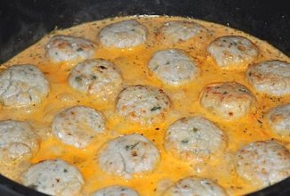 Куриные тефтельки в сметанном соусе.