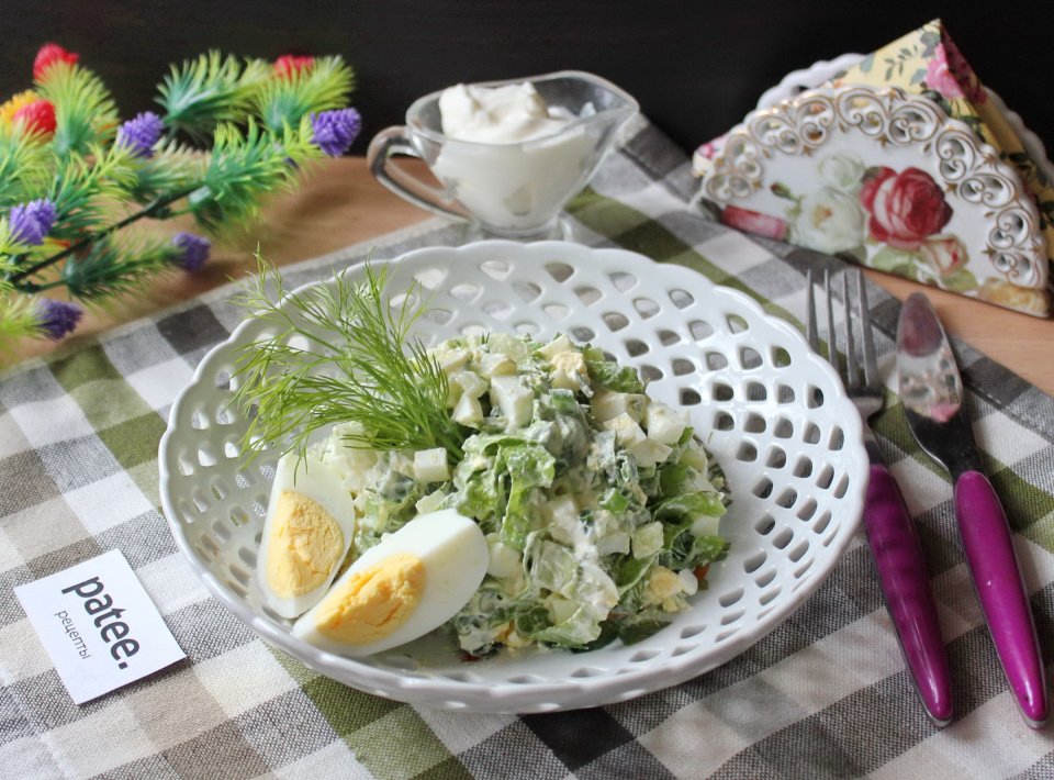 Салат с огурцом, яйцами и зеленью