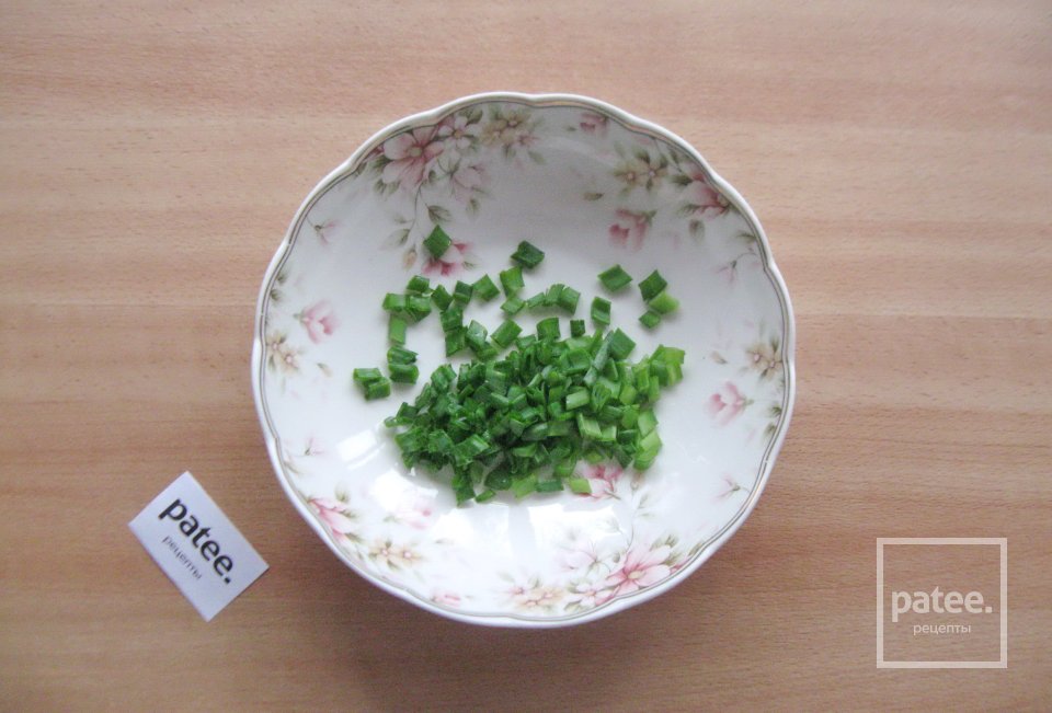 Салат с огурцом, яйцами и зеленью - Шаг 2